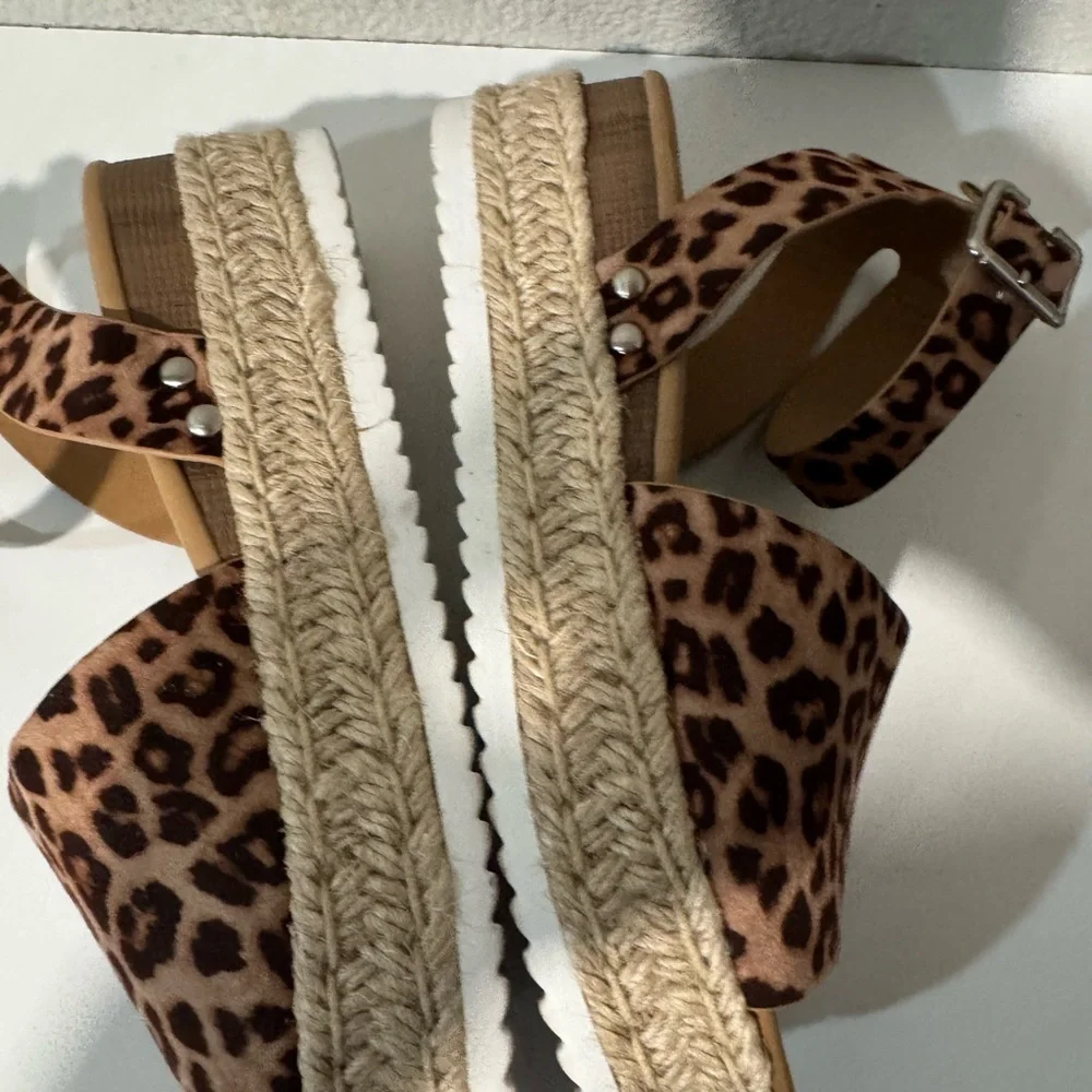 SODA Open Toe Buckle Ankle Strap cheetah Espadrilles Platform wedge size 8